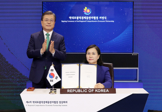 문재인 대통령이 15일 청와대에서 열린 세계 최대규모의 자유무역협정(FTA)인 '역내포괄적경제동반자협정(RCEP)' 협정문 서명식에 참석, 유명희 통상교섭본부장이 협정문에 서명하자 박수치고 있다. 연합뉴스